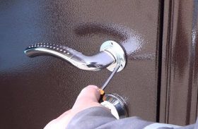 Замена дверной ручки металлической двери в Бердске