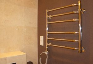 Установка электрического полотенцесушителя в ванной в Бердске